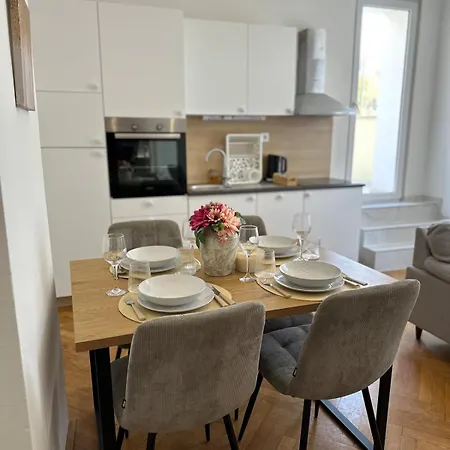 Cozy In With Balcony And Free Parking דירה