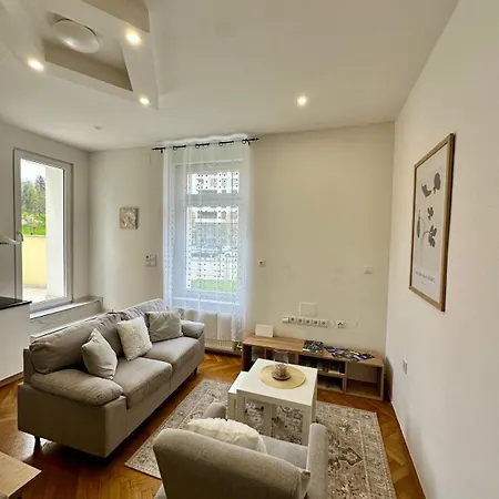 Cozy In With Balcony And Free Parking * צליה
