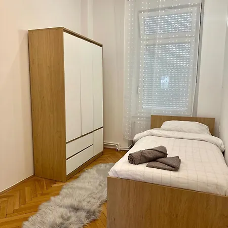 דירה Cozy In With Balcony And Free Parking