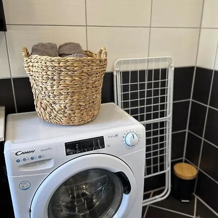 Cozy In With Balcony And Free Parking