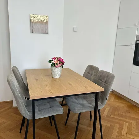 Cozy In With Balcony And Free Parking