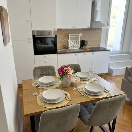 דירה Cozy In With Balcony And Free Parking
