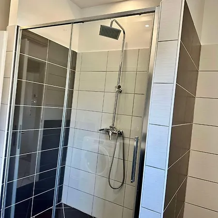 Cozy In With Balcony And Free Parking דירה צליה