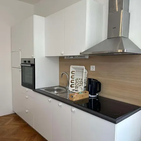 Cozy In With Balcony And Free Parking צליה