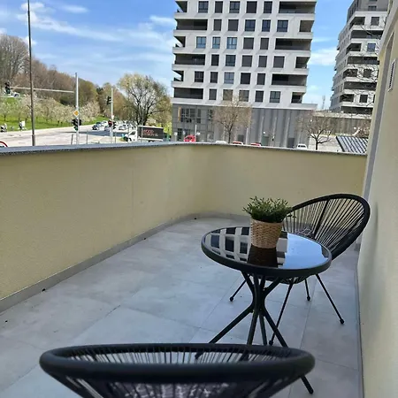Cozy In With Balcony And Free Parking דירה *