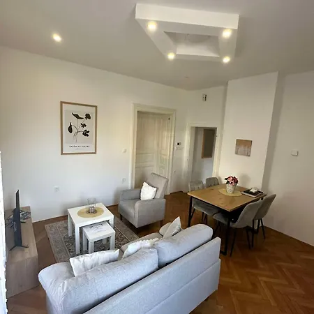 Cozy In With Balcony And Free Parking